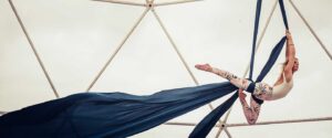 mujer haciendo danza aérea con telas