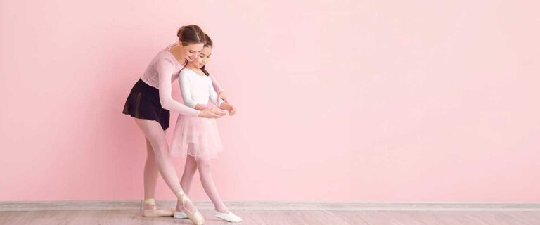 profesora de ballet clásico con alumna de infantil